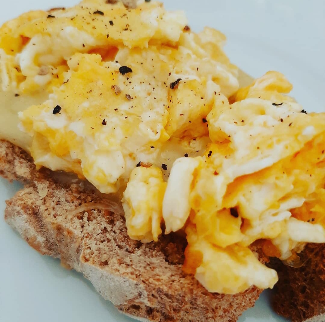 Tostada con huevo y queso